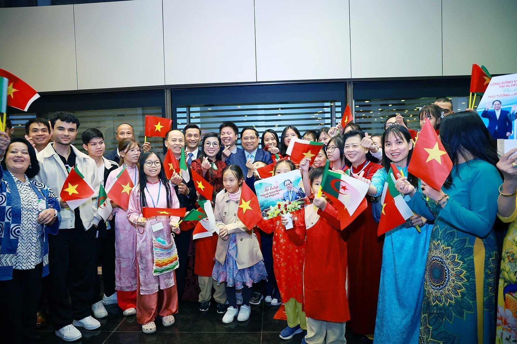 vna-potal-thu-tuong-va-phu-nhan-gap-cong-dong-nguoi-viet-nam-tai-algeria-8417107.jpg